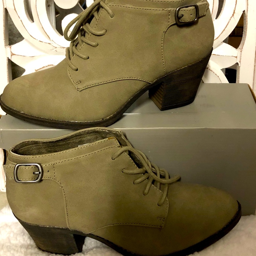 Lace Up Aankle Booties With Block Heel. - image 1